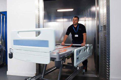 The elevator has a wide cabin and large doors, allowing easy movement of beds, medical equipment, and attendants without difficulty.